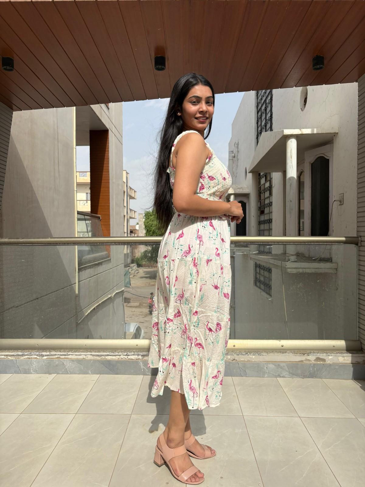 Smocking strap midi dress